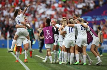 Ella Toone celebra el 1-0 para Inglaterra con sus compañeras de equipo. 