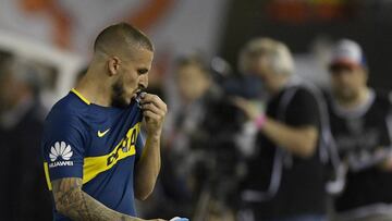 Boca Juniors' forward Dario Benedetto kisses his jersey during the Argentine derby match agaisnt River Plate in the Superliga first division tournament at Monumental stadium in Buenos Aires, Argentina, on November 5, 2017. / AFP PHOTO / JUAN MABROMATA