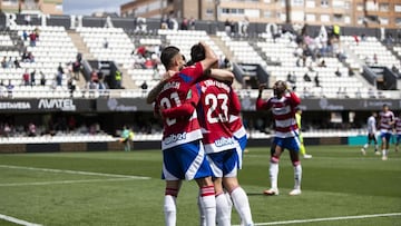 Los jugadores del Granada celebrando la victoria.