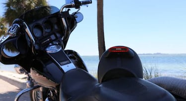 Cosmo convierte cualquier casco en una luz de freno inteligente