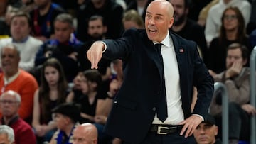 BARCELONA, 25/03/2025.- El entrenador del Barça Joan Peñarroya durante el partido de la jornada 31 de la EuroLiga que Barça y Bayern de Múnich disputan este martes en el Palau Blaugrana. EFE/Alejandro García