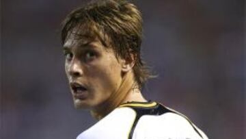 El centrocampista del Valencia, Sergio Canales, confiesa que el equipo está muy motivado para conseguir el objetivo de entrar en Champions.