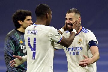 Alaba y Benzema, durante la &eacute;pica remontada al PSG en Champions.