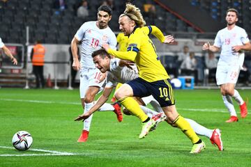 César Azpilicueta y Emil Forsberg.