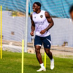 Etta Eyong ya prepara el derbi