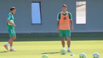 Vargas en un entrenamiento con el Betis