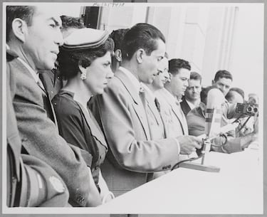 The overthrow of Árbenz paved the way for the installation of Carlos Castillo Armas (pictured reading), with Washington’s backing. His government reversed social and economic reforms that had benefited large rural sectors. Repression intensified, laying the groundwork for the internal armed conflict that would last more than thirty years.
