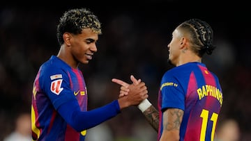 BARCELONA, 13/12/2025.- El delantero brasileño del FC Barcelona Raphinha (d) celebra su segundo gol ante el Osasuna con su compañero Lamine Yamal (i) durante el partido de la jornada 16 de LaLiga que FC Barcelona y Atlético Osasuna disputan este sábado en el Camp Nou. EFE/Alejandro García