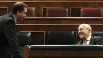 El ministro de Educación, Cultura y Deportes, José Ignacio Wert, conversa con el portavoz de Esquerra Republicana de Cataluña (ERC), Alfred Bosch, esta mañana en Congreso.