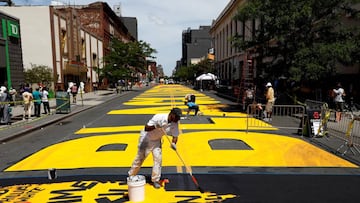 Volunteers work on a &#039;Black Lives Matter&#039; mural on the street as a protest against racial inequality in the aftermath of the death in Minneapolis police custody of George Floyd, in Brooklyn, New York, U.S., June 16, 2020.  REUTERS/Brendan McDerm