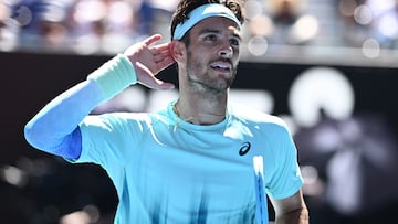 Lorenzo Musetti celebra su victoria contra Taylor Fritz en el Open de Australia.