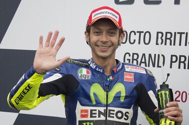 La leyenda del motociclismo Valentino Rossi ha ganado hasta en ocho ocasiones en este circuito, triunfando en todas las categorías en las que participó: 125cc, 250cc, 500cc y MotoGP. En el 1997 lo consiguió en Moto3. Dos años más tarde, en Moto 2. Pero su primer triunfo en MotoGP lo logró en el año 2000, que por aquel entonces aún la categoría se denominaba 500cc. Fue una de las victorias más apasionantes en la trayectoria de Rossi, ya que tras una mala salida que le hizo caer hasta la 13ª posición, inició una gran remontada para ganar su primera carrera en la categoría reina. Il Dotore también campeonó en los años 2001, 2002, 2004, 2005 y 2015. Es el piloto que más veces ha ganado en el circuito de Donington Park, aunque pasó a denominarse como antiguamente lo fue en 1986 de nuevo Silverstone, un circuito donde Rossi solo ha ganado en 2015. A pesar de que encabeza la lista como el piloto que más triunfos tiene aquí, es Ángel Nieto el que más triunfos ha logrado en Silverstone, ya que es un circuito que cambió de nombre a partir de 2010.