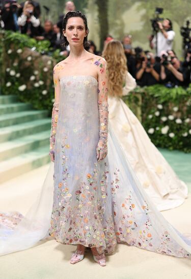 La actriz, Rebecca Hall, posa con un vestido de la firma Danielle Frankel.