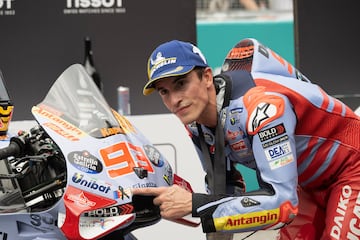 Marc Márquez señala con el dedo el lazo negro de la carcasa de su moto en homenaje a las víctimas de la DANA tras entrar segundo en la carrera de MotoGP del gran premio de Malasia.