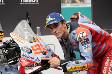 Marc Márquez señala con el dedo el lazo negro de la carcasa de su moto en homenaje a las víctimas de la DANA tras entrar segundo en la carrera de MotoGP del gran premio de Malasia.