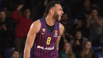 Adam Hanga en acción