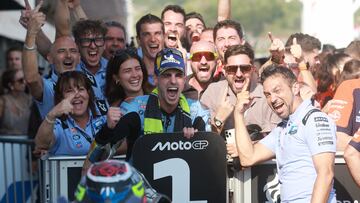 Aldeguer celebrando con su equipo su primera victoria en MotoGP.