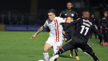 AMDEP540. BRAGANCA PAULISTA (BRASIL), 17/05/2022.- Helio Junio Nunes (d) de Bragantino disputa un balón con Manuel Castro de Estudiantes hoy, en un partido de la Copa Libertadores entre Bragantino y Estudiantes en el estadio Nabi Abi Chedid en Braganca Paulista (Brasil). EFE/Sebastiao Moreira
