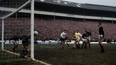 El escoc&eacute;s Bremner salva el bal&oacute;n sobre la l&iacute;nea en el partido contra Inglaterra del 68, en Hampden Park.