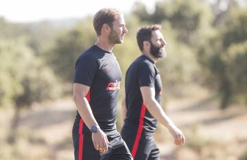 Dani Castro (izquierda) junto a Carlos Menéndez, también ayudante del Profe en la preparación física del Atlético.