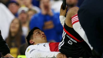 BUENOS AIRES, ARGENTINA - SEPTEMBER 11: Rodrigo Aliendro of River Plate leaves the pitch in a medical cart after suffering an injury during a match between Boca Juniors and River Plate as part of Liga Profesional 2022 at Estadio Alberto J. Armando on September 11, 2022 in Buenos Aires, Argentina. (Photo by Daniel Jayo/Getty Images)