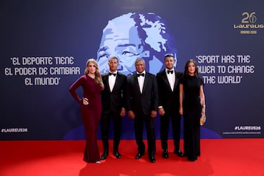 Mazinho, futbolista campeón del mundo con Brasil en 1994, junto a sus hijos, los también exfutbolistas Thiago y Rafinha, junto a las parejas de éstos.