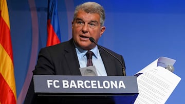 Barcelona's President Joan Laporta presents documents as he addresses a press conference at the Camp Nou stadium in Barcelona on April 17, 2023. - Barcelona have never "done anything" to "obtain some type of sporting advantage," the club's president Joan Laporta said amid investigations into payments made to a former refereeing chief. Laporta told that the allegations of wrongdoing were part of a "smear campaign" against the Catalan side who are currently top of La Liga. (Photo by LLUIS GENE / AFP)