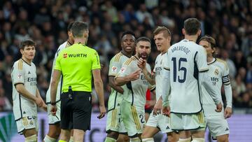 MADRID, 03/01/2024.- Los jugadores del Real Madrid protestan al árbitro Muñiz Ruiz durante el partido de la jornada 19 de LaLiga disputado entre el Real Madrid y el RCD Mallorca, este miércoles en el estadio Santiago Bernabéu. EFE/Kiko Huesca
