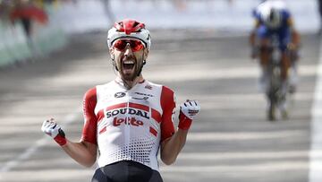 Thomas de Gendt celebra su victoria en la octava etapa del Tour de Francia 2019 con final en Saint-&Eacute;tienne.