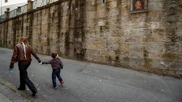 NIño con su madre en Pamplona.