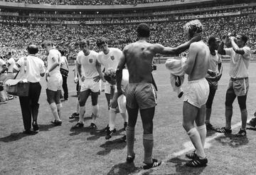 Intercambio de camisetas entre los seleccionados de Brasil e Inglaterra.