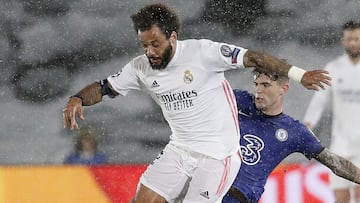 Marcelo intenta zafarse de una entrada de Pulisic en el Real Madrid-Chelsea de ida de semifinales de la Champions League.