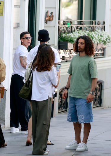 Marc Cucurella, Claudia Rodríguez, Enzo Fernández, João Pedro y su pareja, Khadije Skandar, pasean por las calles de la Madrid.