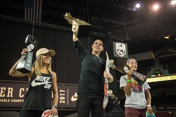 De izquierda a derecha, el podio de la Super Crown 2017 en categoría femenina: Leticia Bufoni (2ª), Lacey Baker (1ª) y Mariah Duran (3ª).