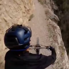 Kilian Bron prueba su nueva bici en el Congost de Mont-rebei