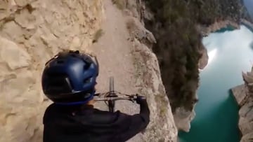 Kilian Bron, piloto franc&eacute;s de MTB, en el Congost de Mont-rebei, MTB entre peligroso sendero en Hueca y Lleida con el r&iacute;o debajo.