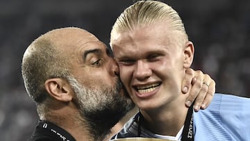 Manchester City's Spanish manager Pep Guardiola (L) kisses Manchester City's Norwegian striker #09 Erling Haaland after winning the 2023 UEFA Super Cup football match between Manchester City and Sevilla at the Georgios Karaiskakis Stadium in Piraeus on August 16, 2023. (Photo by Spyros BAKALIS / AFP)