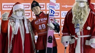 El saltador japon&eacute;s Ryoyu Kobayashi celebra su victoria en la prueba de la Copa del Mundo de Saltos de Esqu&iacute; en la estaci&oacute;n finlandesa de Ruka.