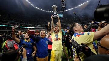 MEX4779. CIUDAD DE MÉXICO (MÉXICO), 17/12/2023.- Miguel Layún de América festeja con la copa su triunfo ante Tigres hoy, durante el juego de vuelta de la final del torneo mexicano de fútbol, entre América y Tigres en el Estadio Azteca de la Ciudad de México (México). EFE/Isaac Esquivel