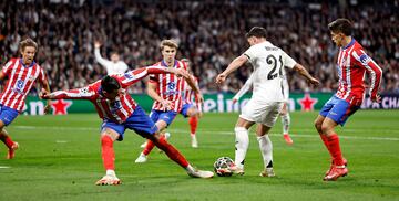 2-1. Brahim Daz recibe el baln dentro del rea, encara a Jos Mara Gimnez, se va y finaliza con un disparo raso al palo largo de Jan Oblak para marcar el segundo.