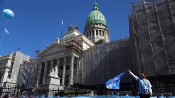 A demonstrator protests in front of the Parliament building against a judicial reform put forward by Argentina&#039;s President Alberto Fernandez in Buenos Aires, Argentina, August 27, 2020. REUTERS/Matias Baglietto