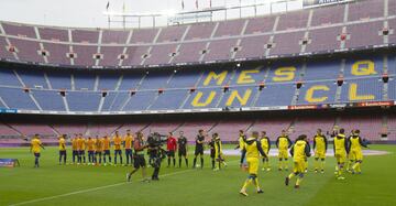 Los equipos saltan al campo. 