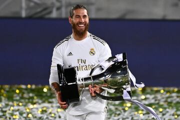 Sergio Ramos con el trofeo de Liga.