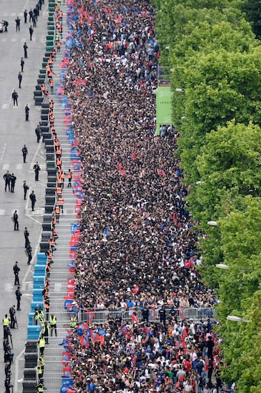 Los parisinos celebran por todo lo alto la Champions del PSG. Cientos de personas esperan el autobús de su equipo para festejar con ellos su primera Champions League.