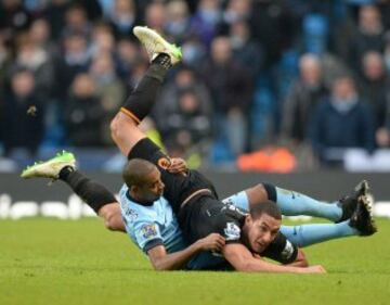 Manchester City sólo salvó un empate en la agonía ante Hull City.