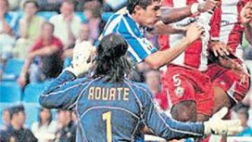 <b>PODERÍO. </b>Uche remata de cabeza ante la impotencia de la defensa deportivista.