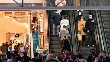 MADRID, 29/11/2020.- Vista del acceso a un establecimiento comercial en la madrileña Gran Vía, en el centro de Madrid este domingo.- EFE/Víctor Lerena