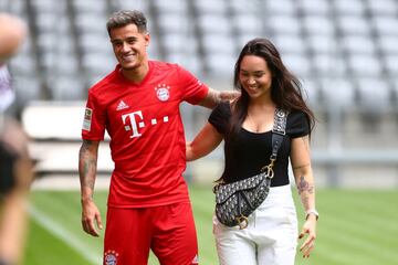 Coutinho posa con su mujer Aine en el Allianz Arena durante la presentación.