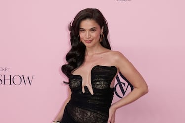 Anne Curtis posa en la alfombra del Victoria's Secret Fashion Show 2025.