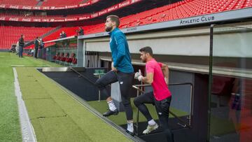 Iñigo Martínez, saliendo ayer a entrenar con el otro internacional, Unadi Simón